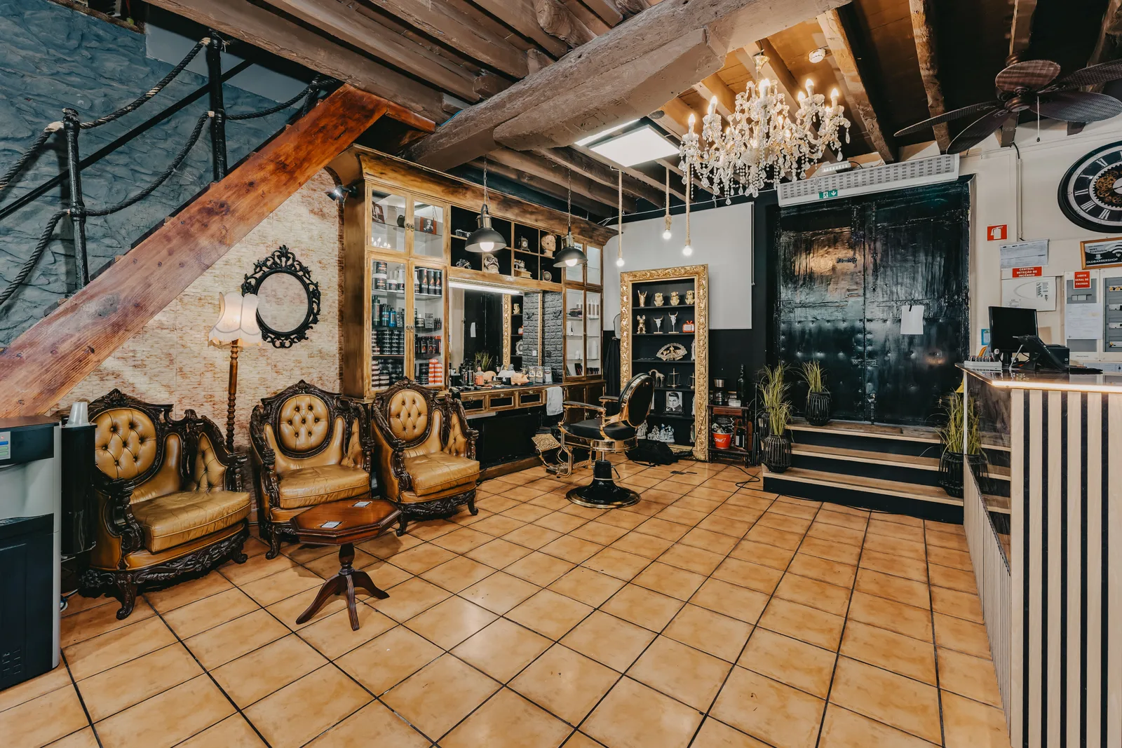 Sala ampla da Old Skull Rua dos Aranhas com cadeiras clássicas e chão de madeira