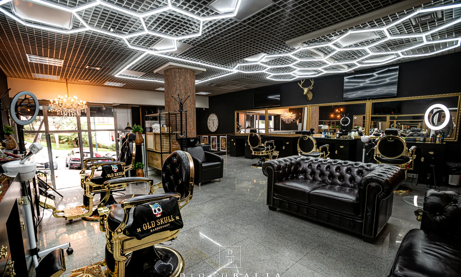 Salão principal da Old Skull BarberShop junto ao Fórum Madeira