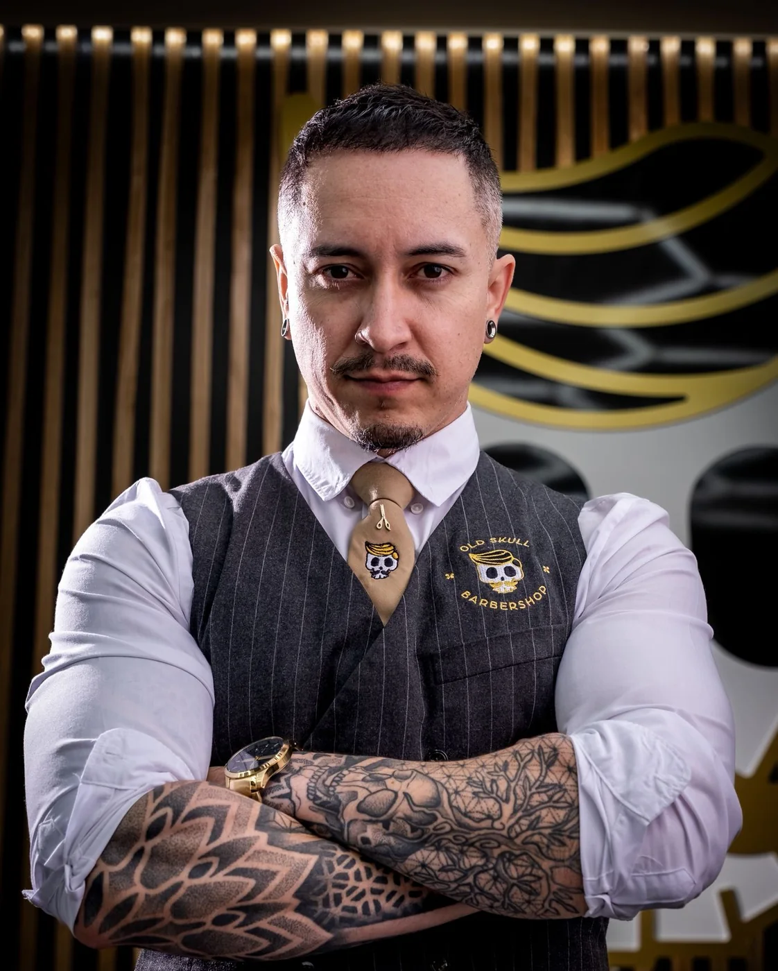 Weslley Guimarães, fundador da Old Skull, com o uniforme da barbearia no interior de uma unidade